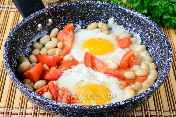 Фасоль с яйцами и помидорами на сковороде