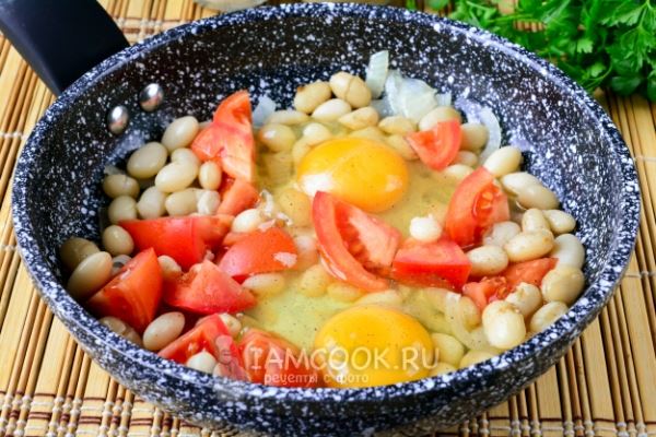 Фасоль с яйцами и помидорами на сковороде