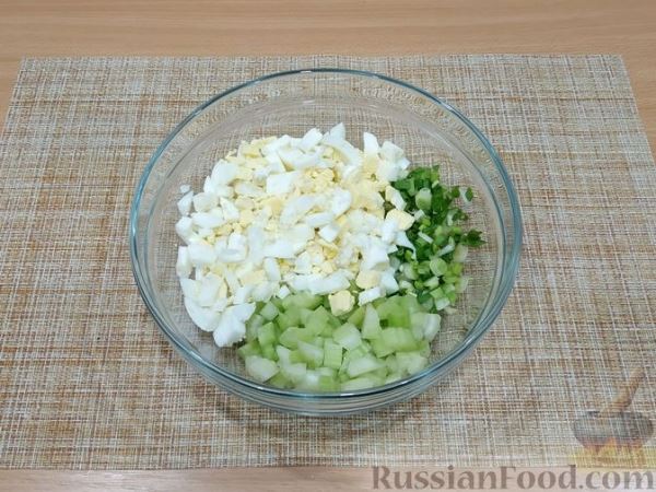 Яичный салат с сельдереем и зелёным луком