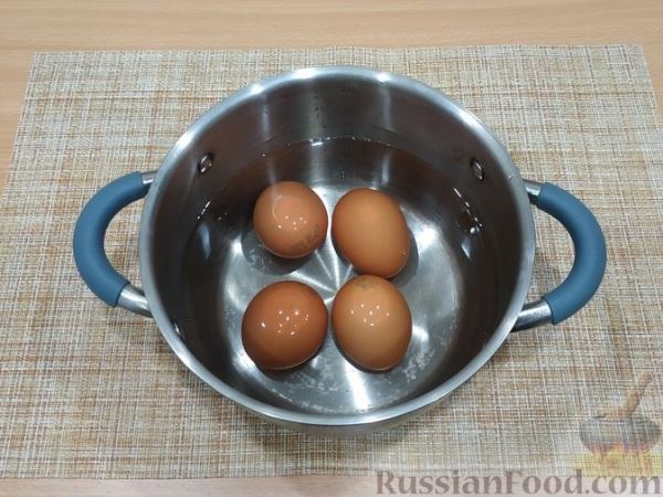 Яйца, фаршированные крабовыми палочками и икрой