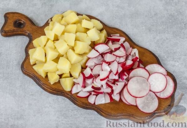 Картофельный салат с редисом, брынзой и черемшой