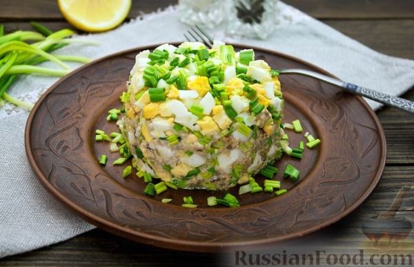 Салат с черемшой, консервированной рыбой и яйцами