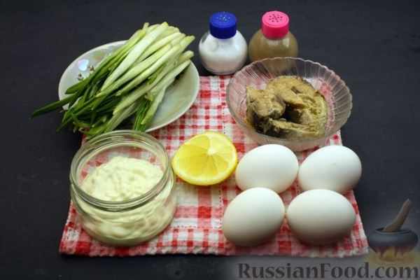 Салат с черемшой, консервированной рыбой и яйцами