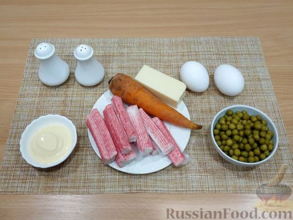 Салат с крабовыми палочками, морковью, зелёным горошком и сыром