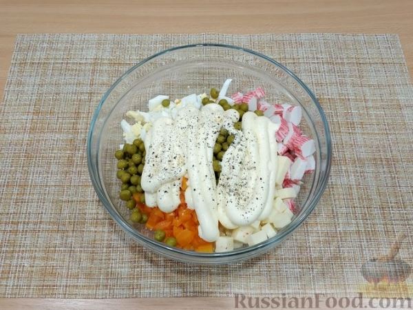 Салат с крабовыми палочками, морковью, зелёным горошком и сыром
