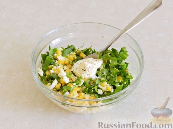 Салат с кукурузой, яйцами и черемшой