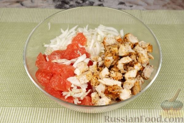 Салат с курицей, пекинской капустой и грейпфрутом