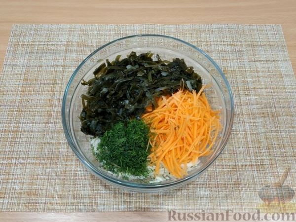 Салат с морковью, морской и белокочанной капустой
