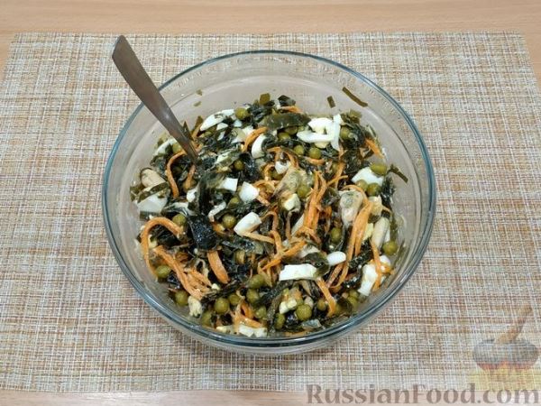 Салат с морской капустой, мидиями, морковью по-корейски и зелёным горошком