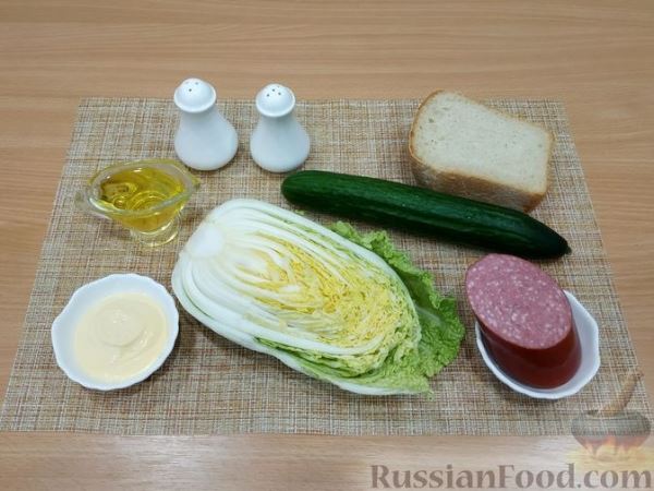 Салат с пекинской капустой, колбасой, огурцами и сухариками