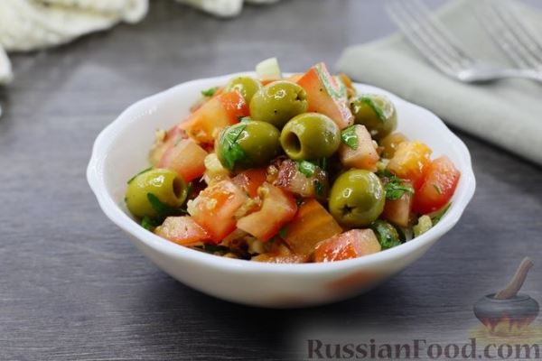 Салат с помидорами, луком, оливками и орехами