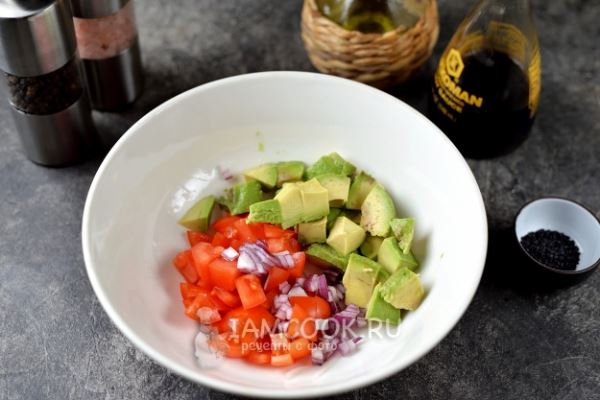 Салат с жареным тунцом и авокадо