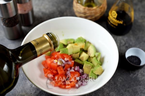 Салат с жареным тунцом и авокадо