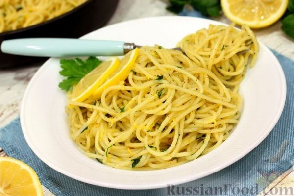Спагетти с чесночным маслом, цедрой и соком лимона