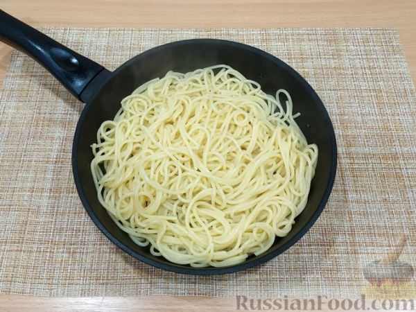 Спагетти с чесночным маслом, цедрой и соком лимона