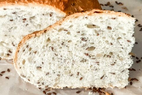 Домашний белый хлеб с семенами льна и подсолнечника в духовке