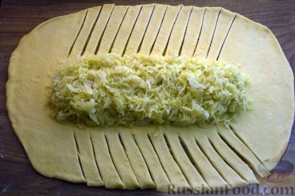 Дрожжевой пирог-плетёнка с капустой, тушенной с молоком