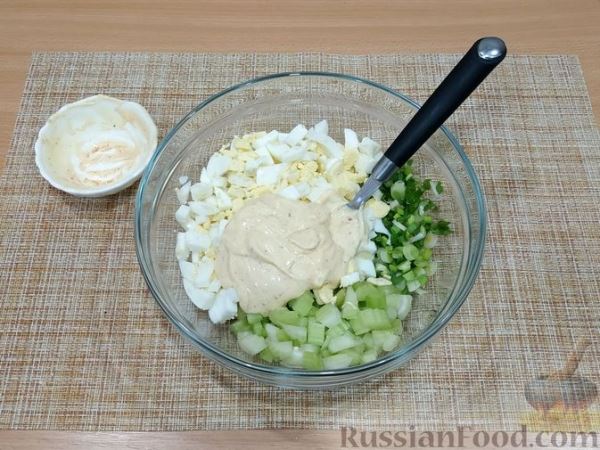 Яичный салат с сельдереем и зелёным луком