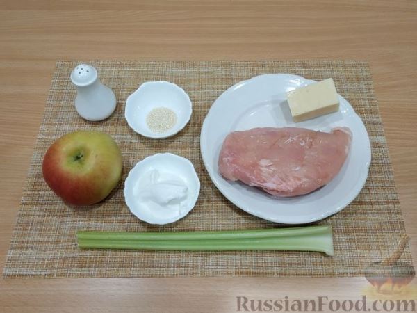 Салат с курицей, сельдереем, сыром и яблоком