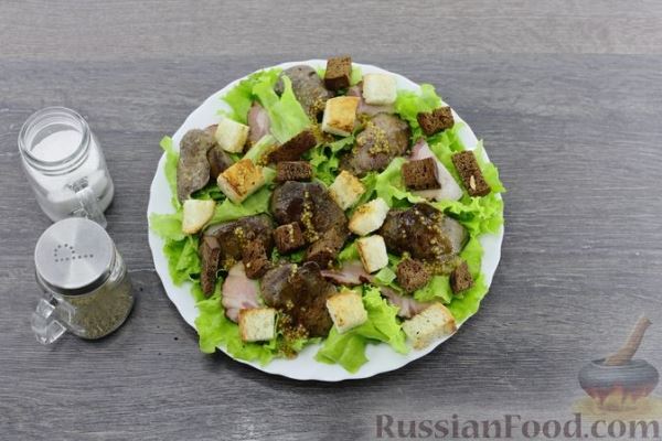 Салат с куриной печенью, беконом и сухариками