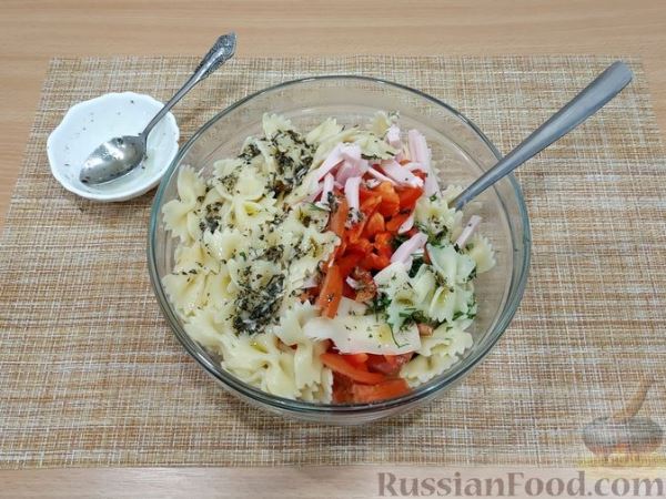 Салат с макаронами, ветчиной, овощами и сыром