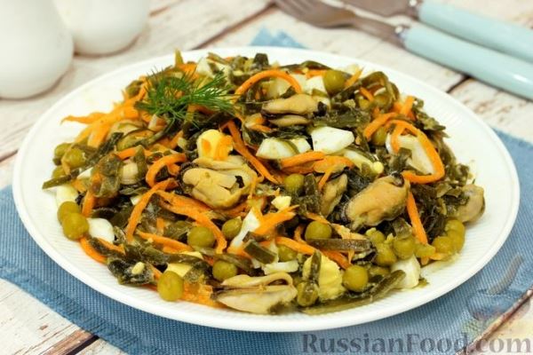 Салат с морской капустой, мидиями, морковью по-корейски и зелёным горошком