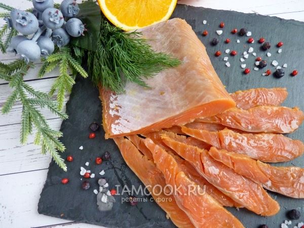 Соленая красная рыба с можжевеловыми ягодами и апельсиновой цедрой