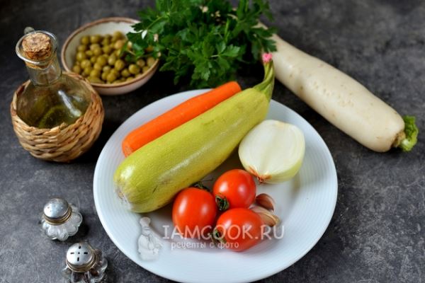 Тушеный дайкон с овощами